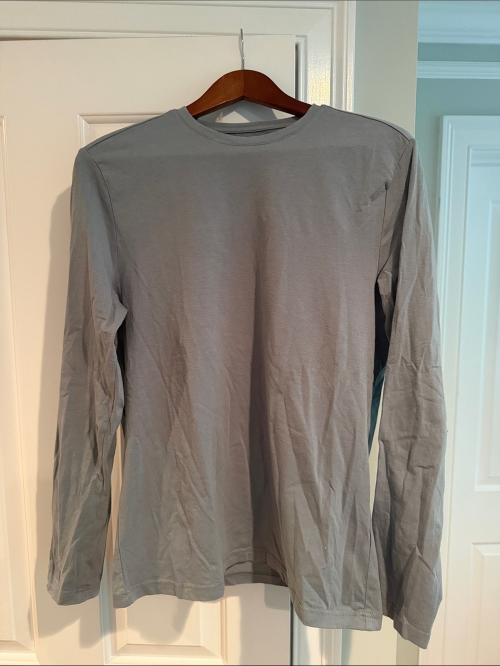 H&M Men's Long-Sleeve Crewneck Shirt in Light Gray